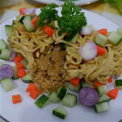 Dadar Gulung Indomie Isi Kelapa Teri Nasi